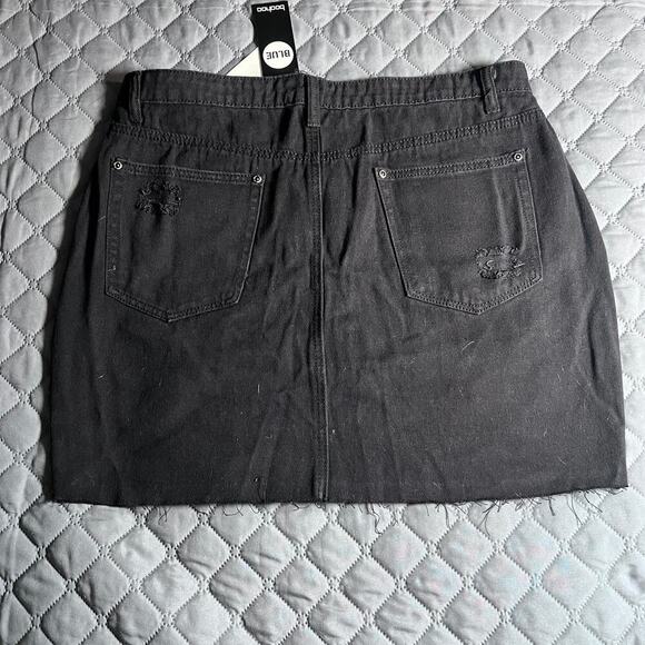 ✨Boohoo Blue Women’s Black Distressed Denim Skirt Size 12 US Raw Hem Mini NWT - Picture 2 of 7